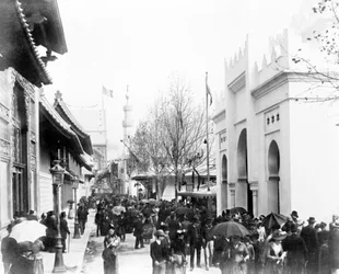 Multitud caminando por una calle en El Cairo, Exposición de París, 1889